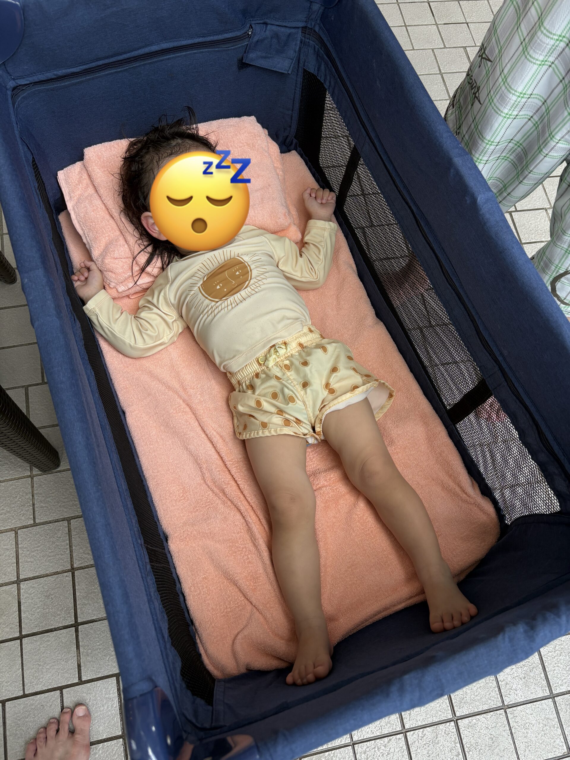 お借りしたベビーベッドでお昼寝する娘