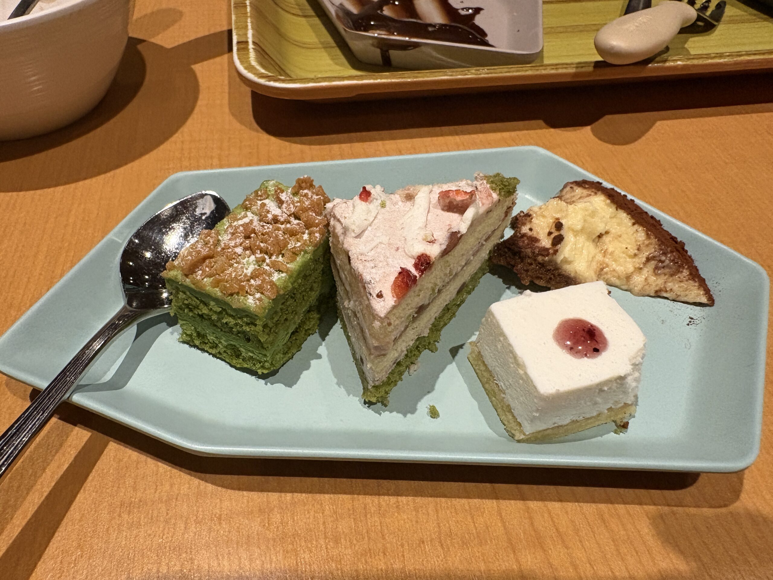 抹茶ケーキなど4種のデザート