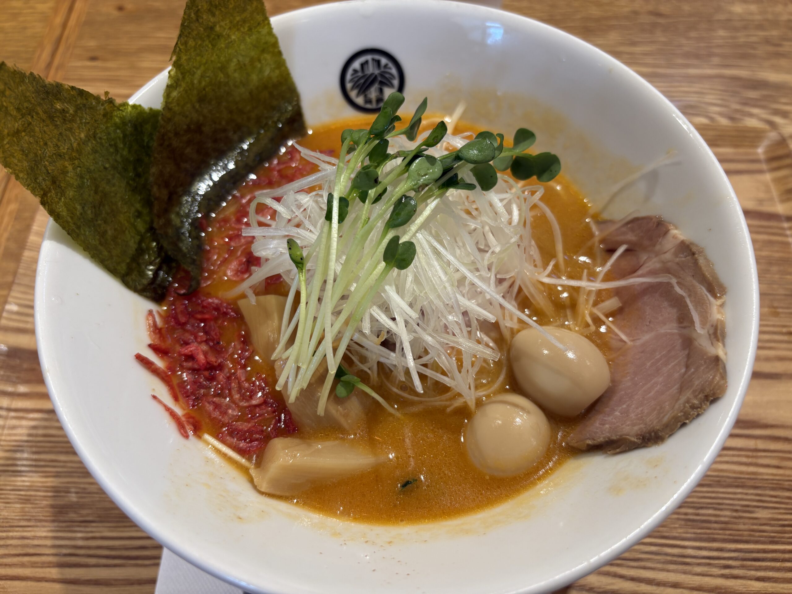 チャーシューと味付け卵がのったラーメン