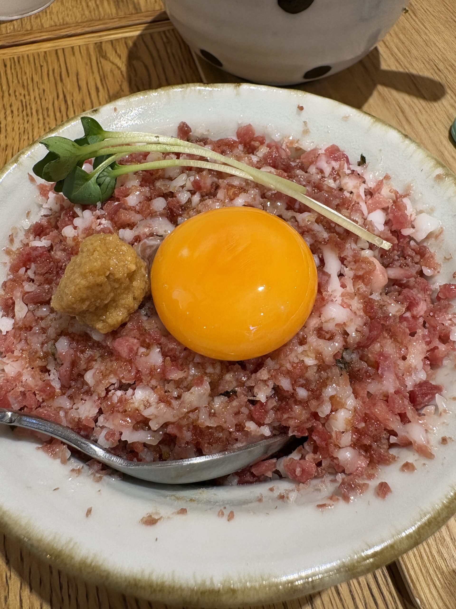 卵黄がのった牛肉の一品